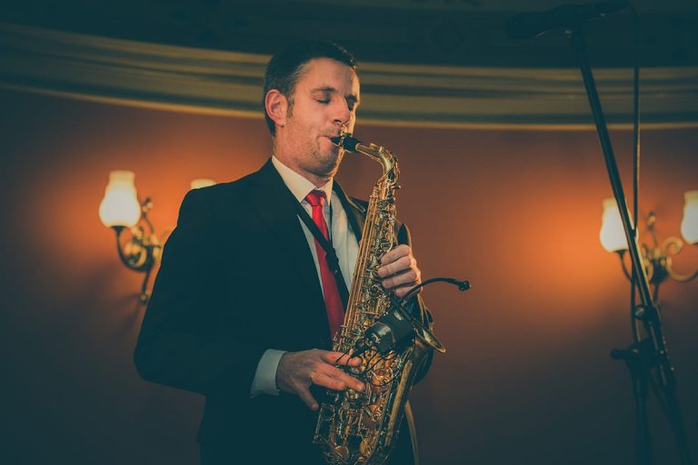 Rainer Zeimetz mit Saxophon bei JAZZACUDA