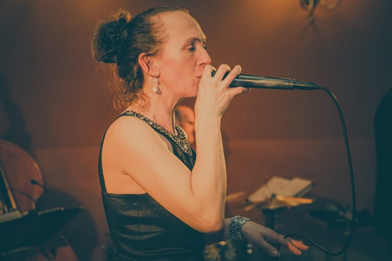Silke Balsukat, Sängerin und Moderatorin bei JAZZACUDA